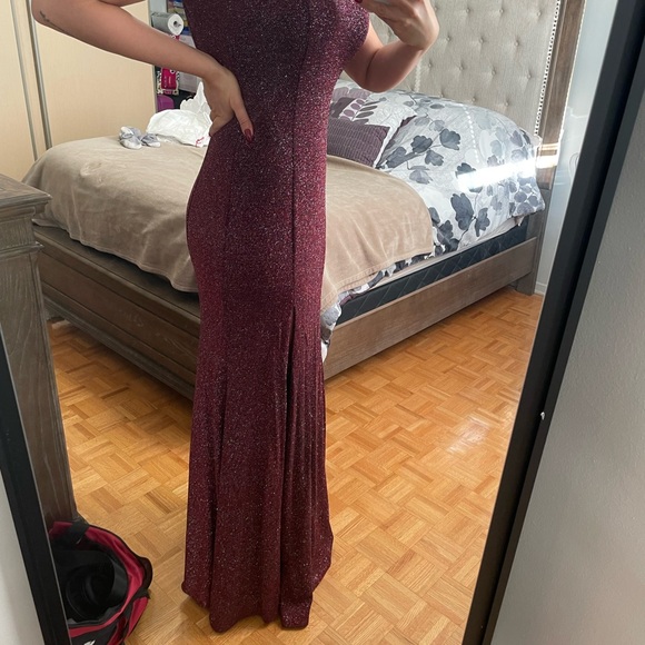 Burgundy gown with leg slit - Picture 5 of 6